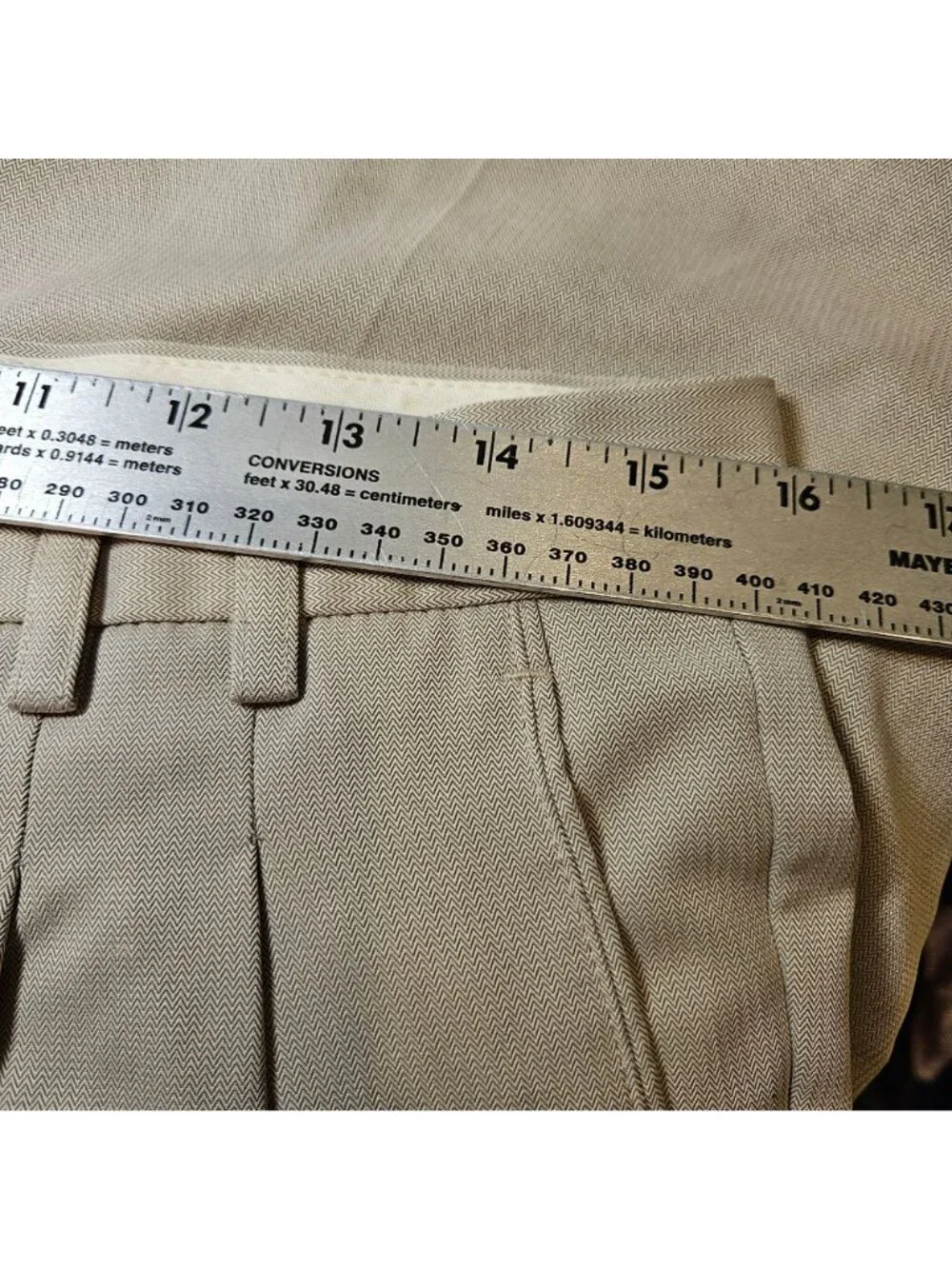 Cutter & Buck CB drytecl lux Shorts Mens 32 pleated Tan pleated golf business
